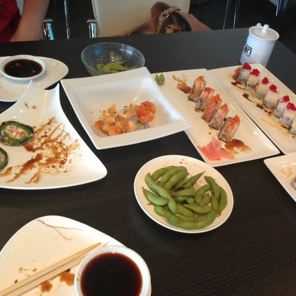 6/15/2013 tarihinde Nicole J.ziyaretçi tarafından Cafe Icon-Sushi &amp; Grill'de çekilen fotoğraf