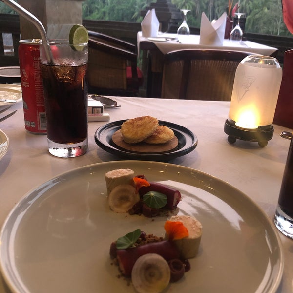 Foto scattata a Cascades Restaurant da Hamideh.N.P il 11/9/2019