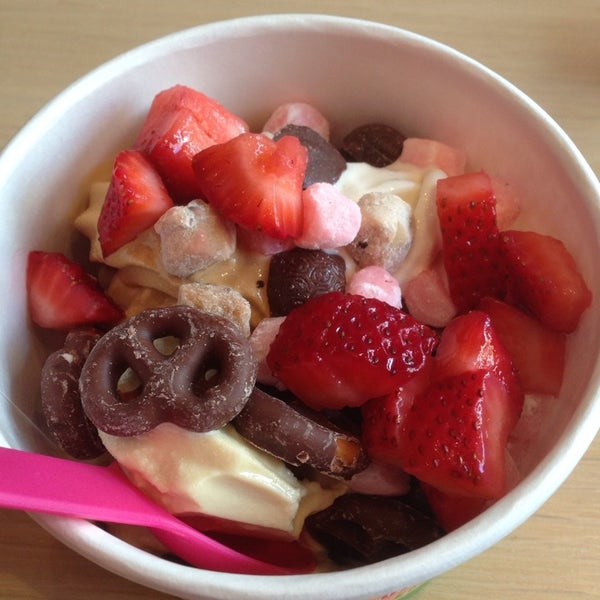 6/15/2013에 Brendan L.님이 Yooglers Frozen Yogurt에서 찍은 사진