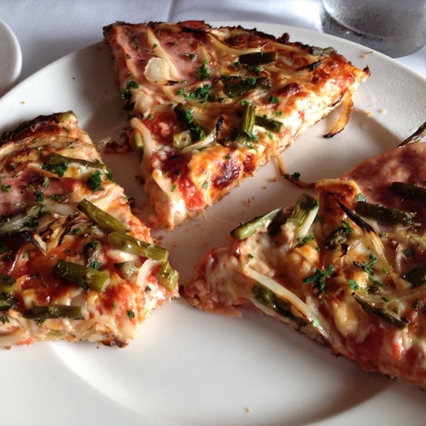 Das Foto wurde bei Camarra&#39;s Pizzeria &amp; Restaurant von LJ S. am 7/5/2013 aufgenommen