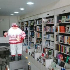 Photo taken at Viva Livraria e Editora by Fabricio G. on 12/15/2012