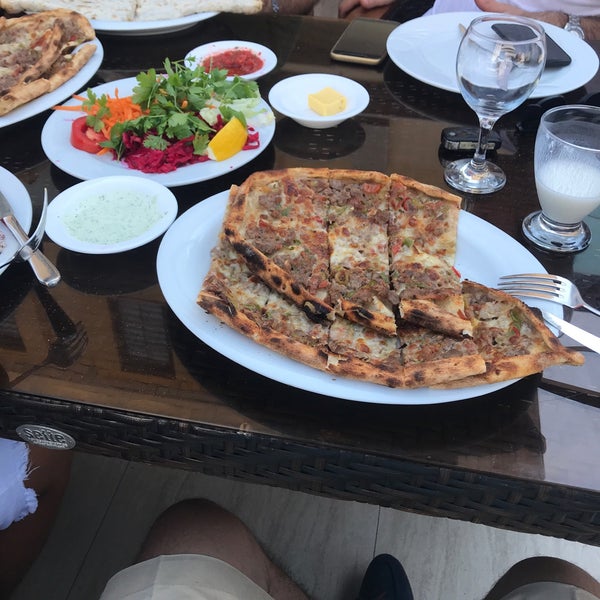 Das Foto wurde bei Cihan Pide Kebap Restaurant von Erdem ÇAKICI am 8/26/2019 aufgenommen