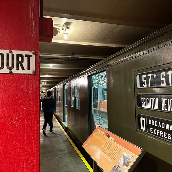 รูปภาพถ่ายที่ New York Transit Museum โดย Liftildapeak W. เมื่อ 10/19/2023