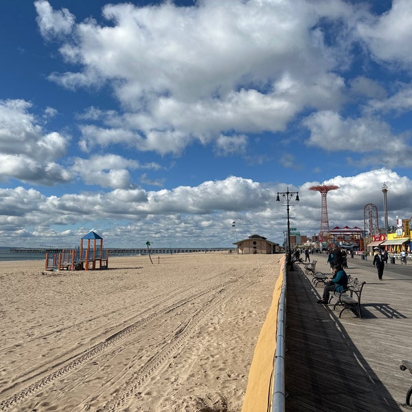 Foto scattata a Coney Island Beach &amp; Boardwalk da Liftildapeak W. il 10/15/2023