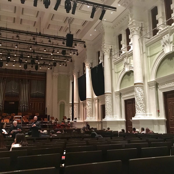 รูปภาพถ่ายที่ Victoria Concert Hall - Home of the SSO โดย Janie C. เมื่อ 5/20/2017