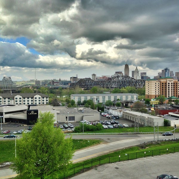 Foto scattata a Radisson Hotel Cincinnati Riverfront da Jon T. il 4/28/2013