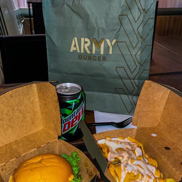Foto tirada no(a) Army Burger por Ms1555 em 2/27/2022