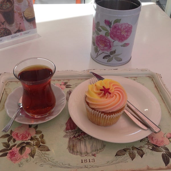 Photo taken at Very Cupcake Bahçelievler by Meltem E. on 5/26/2016