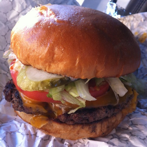 Foto tirada no(a) American Wild Burger por Sylvia S. em 5/28/2013