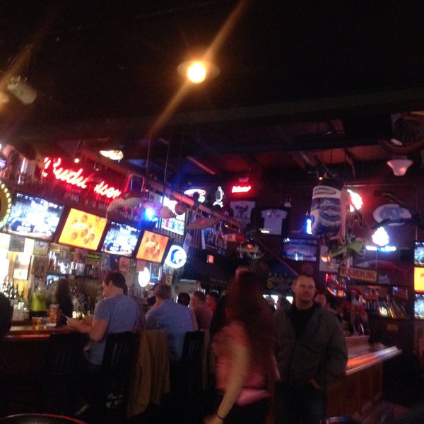 Foto tomada en Woody&#39;s Sports Bar and Tavern  por Jennifer D. el 3/28/2015