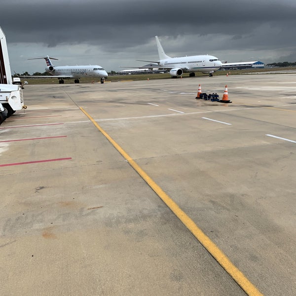 รูปภาพถ่ายที่ Melbourne Orlando International Airport (MLB) โดย Maad J. เมื่อ 2/9/2019