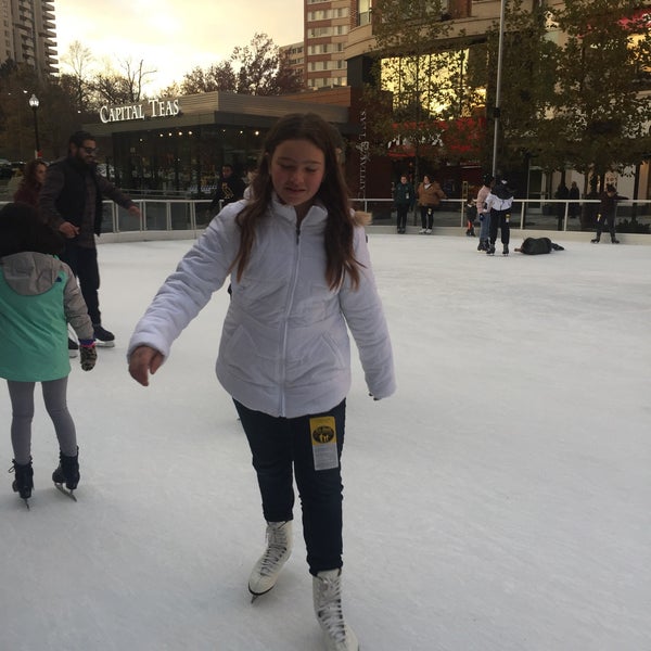Das Foto wurde bei Pentagon Row Ice Skating Rink von Megan B. am 11/26/2016 aufgenommen