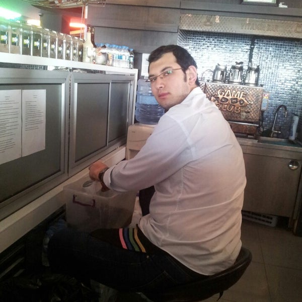 Das Foto wurde bei Game Club &amp; Cafe Bosna von Mustafa Ç. am 4/13/2013 aufgenommen