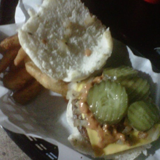 Foto diambil di Huangus Burger oleh Carlos Eduardo P. pada 12/17/2012