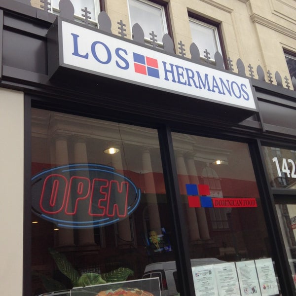 รูปภาพถ่ายที่ Los Hermanos โดย Hector V. เมื่อ 3/17/2013