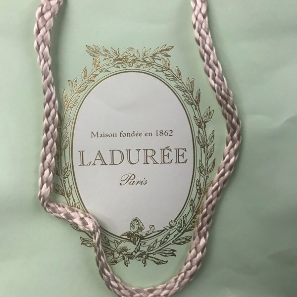 รูปภาพถ่ายที่ Ladurée โดย ᴡ L. เมื่อ 1/14/2019