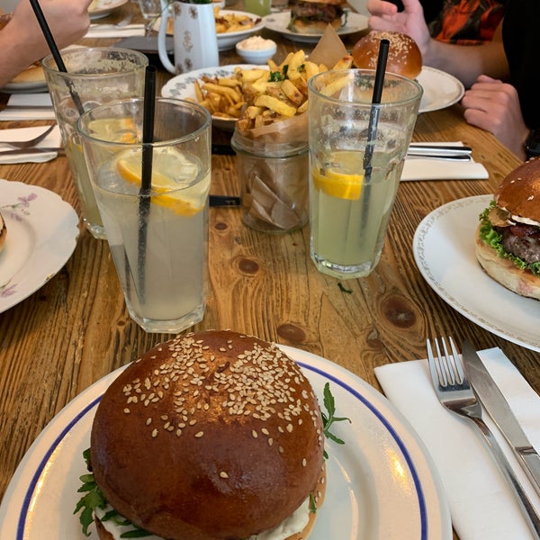 Foto scattata a Dish fine burger bistro da Eliška M. il 9/6/2019