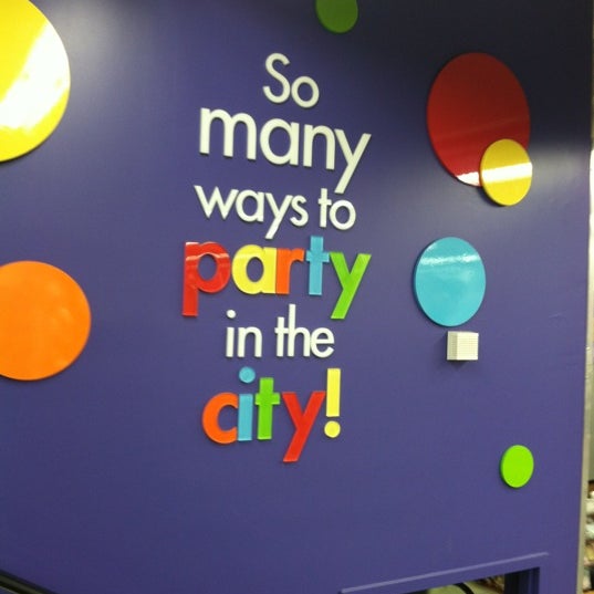 รูปภาพถ่ายที่ Party City โดย Emily E. เมื่อ 10/13/2012