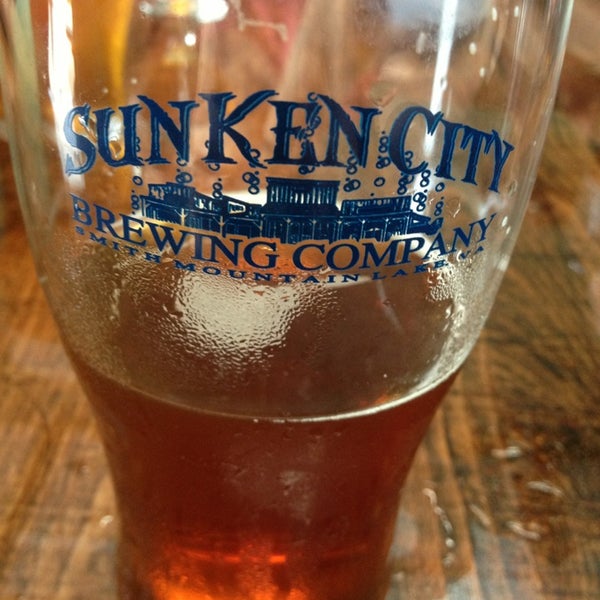 Das Foto wurde bei Sunken City Brewing Company and Tap Room von Julia S. am 6/9/2013 aufgenommen