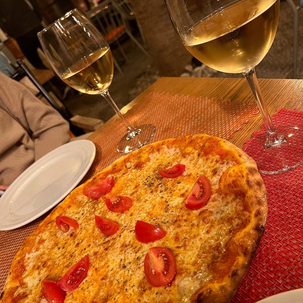 3/20/2023 tarihinde Niloofar baghaeiziyaretçi tarafından Gazetta Brasserie - Pizzeria'de çekilen fotoğraf