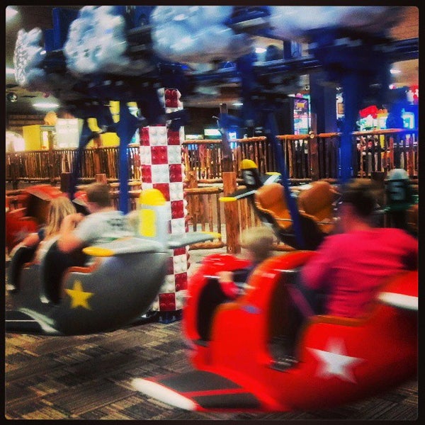 Photo taken at Knuckleheads Trampoline Park • Rides • Bowling by Willand F. on 3/14/2013