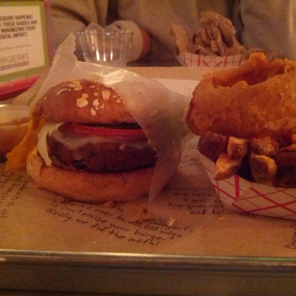 รูปภาพถ่ายที่ BurgerFi โดย Reemuhlus เมื่อ 4/6/2013