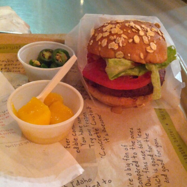 รูปภาพถ่ายที่ BurgerFi โดย Reemuhlus เมื่อ 4/14/2013