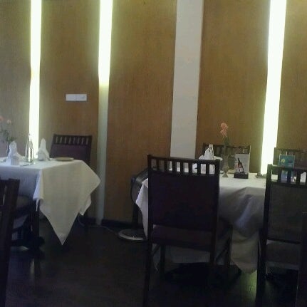 Photo taken at Khazaana Indian Restaurant by Khuat Q. on 1/4/2013