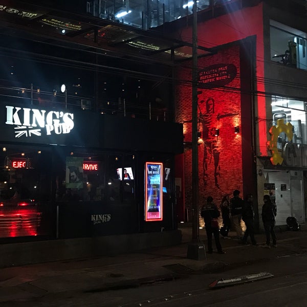 Foto tomada en King&#39;s Pub  por Aleqz S. el 3/10/2017
