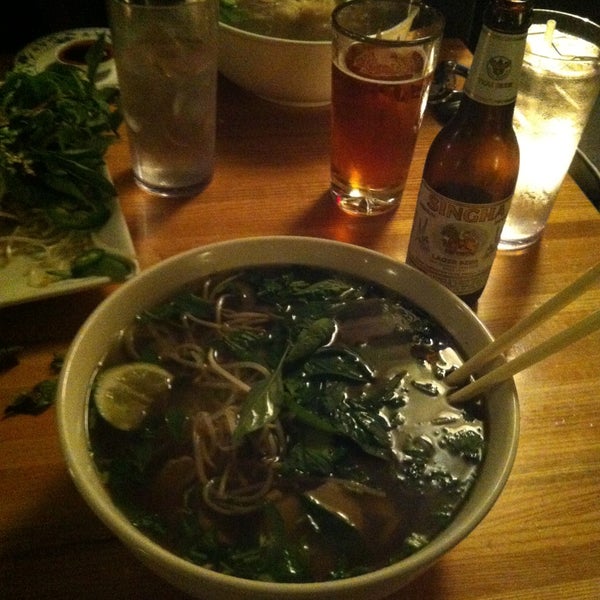 Das Foto wurde bei So Ba Vietnamese Restaurant von Emily L. am 4/18/2013 aufgenommen