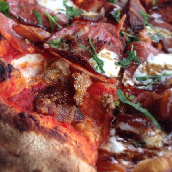 Foto scattata a Pitfire Artisan Pizza da Brian V. il 2/9/2014