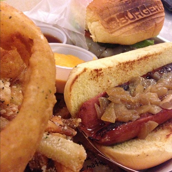 Foto diambil di BurgerFi oleh Brian V. pada 3/6/2013