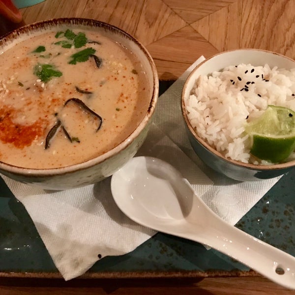 Супы с действительно тайским вкусом. Том ям тхале с морепродуктами - любимчик)