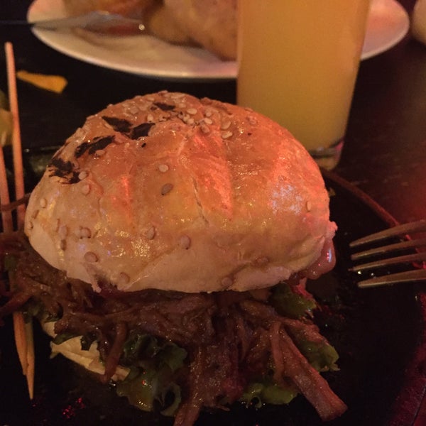 Foto tirada no(a) The Hamburger Club por Jonathan B. em 11/27/2015