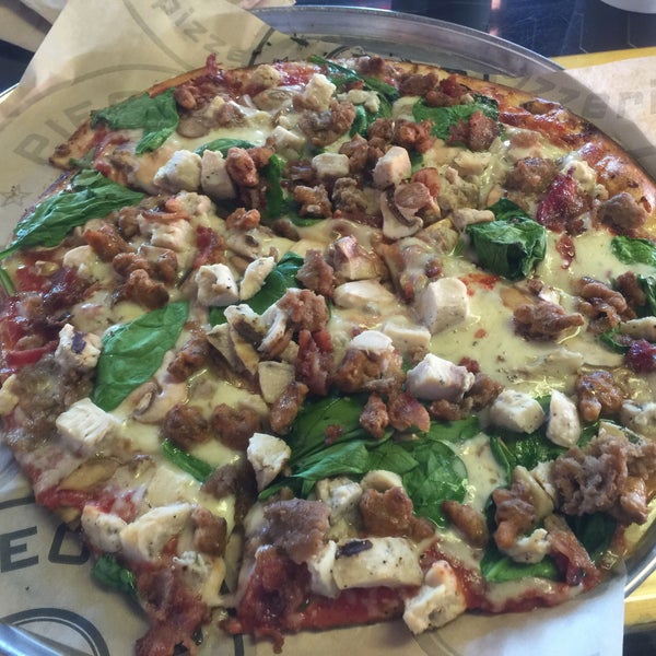Photo taken at Pieology Pizzeria by Ikee M. on 1/28/2016