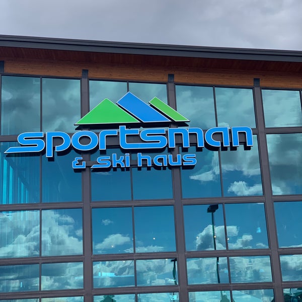 Foto tirada no(a) Sportsman &amp; Ski Haus por Kizzy W. em 4/24/2019
