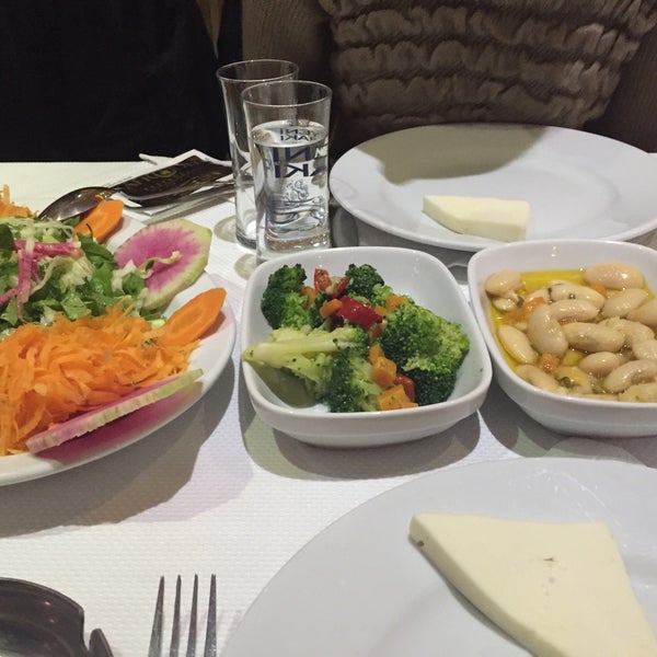 Das Foto wurde bei Afrodit Restaurant von Hazal Ö. am 12/13/2014 aufgenommen