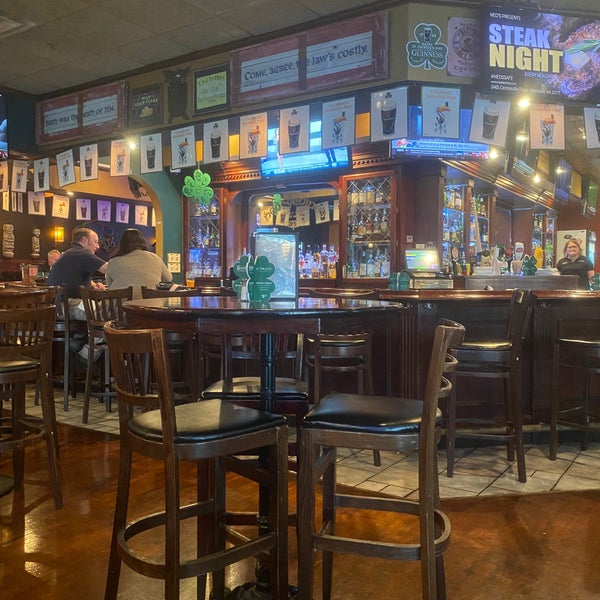Foto tirada no(a) Ned Devine&#39;s Irish Pub &amp; Sports Bar por Emel U. em 11/10/2021