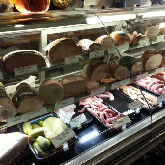 11/13/2012 tarihinde Bubskiziyaretçi tarafından Giuliano&#39;s Delicatessen &amp; Bakery'de çekilen fotoğraf
