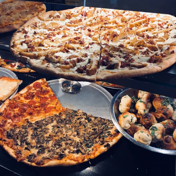 Foto tirada no(a) Pizza Mercato por Tanya T. em 8/19/2018