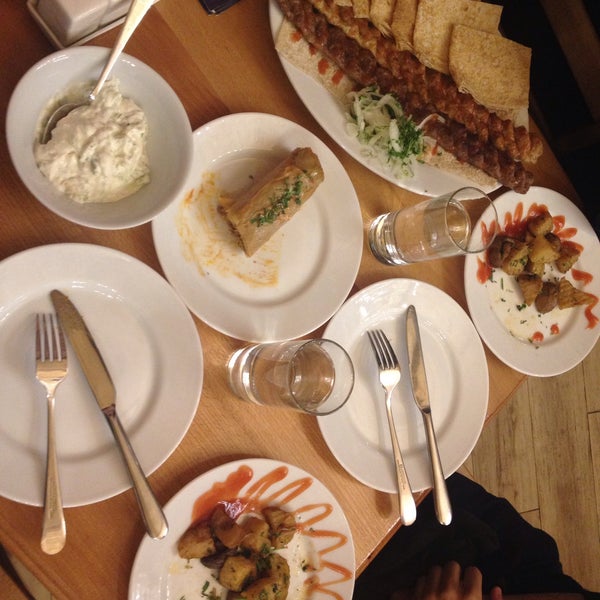 Das Foto wurde bei Old Erivan Restaurant Complex von Nilüfer A. am 12/26/2015 aufgenommen
