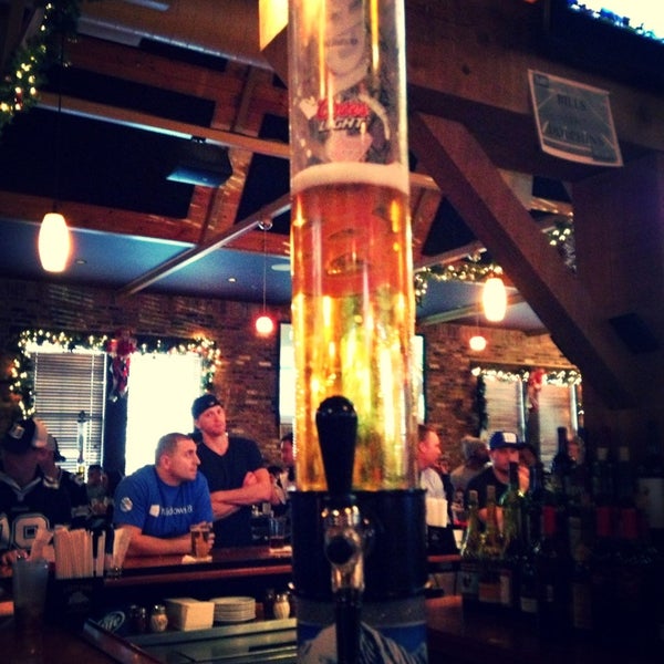 Foto diambil di Moore&#39;s Tavern &amp; Sports Bar oleh Syl pada 12/23/2012