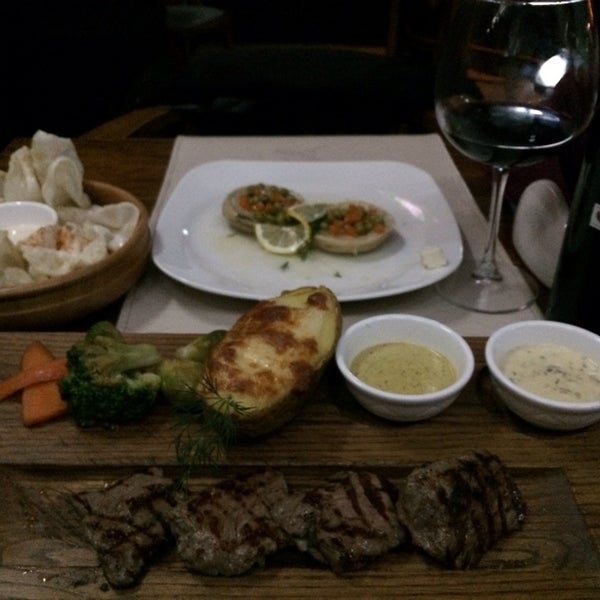 Foto diambil di Lyra Lounge Steakhouse Restaurant oleh Aynur C. pada 3/7/2014