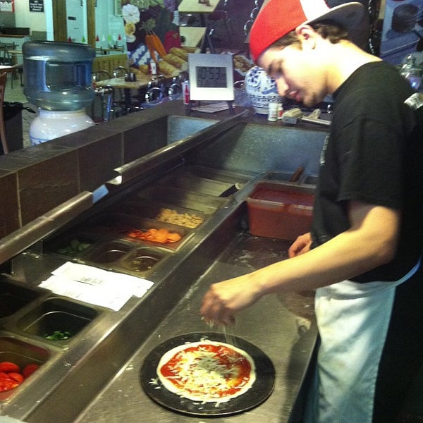 Foto diambil di Pizzeria Colore oleh Kevin K. pada 3/22/2013