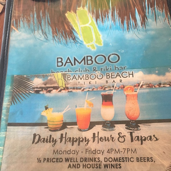 Foto tomada en Bamboo Beach Tiki Bar &amp; Cafe  por Ashley D. el 10/22/2017