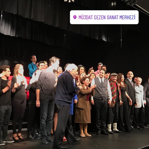 Das Foto wurde bei Müjdat Gezen Tiyatrosu von Yasemin (. am 11/18/2017 aufgenommen