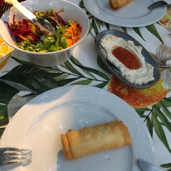 Das Foto wurde bei Yalı Restaurant von 𝔥𝔞𝔰𝔞𝔫 am 8/6/2023 aufgenommen