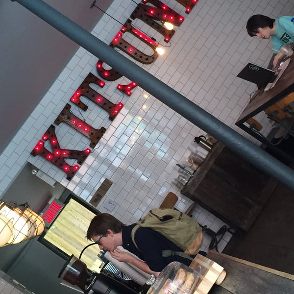 Foto diambil di Kitsuné Espresso Bar Artisanal oleh Josh I. pada 6/25/2015