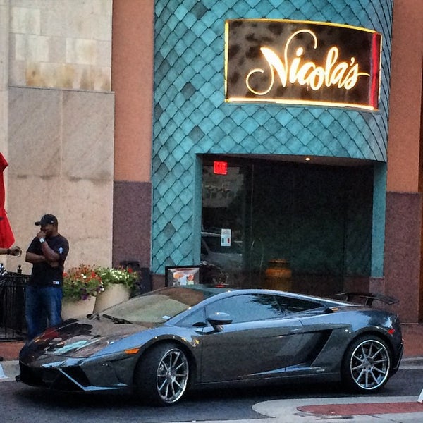 Foto tirada no(a) Nicola&#39;s Ristorante por Doug B. em 5/25/2015