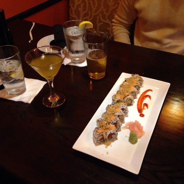 Foto tirada no(a) Takara Sushi &amp; Sake Lounge por Andrea B. em 10/27/2013
